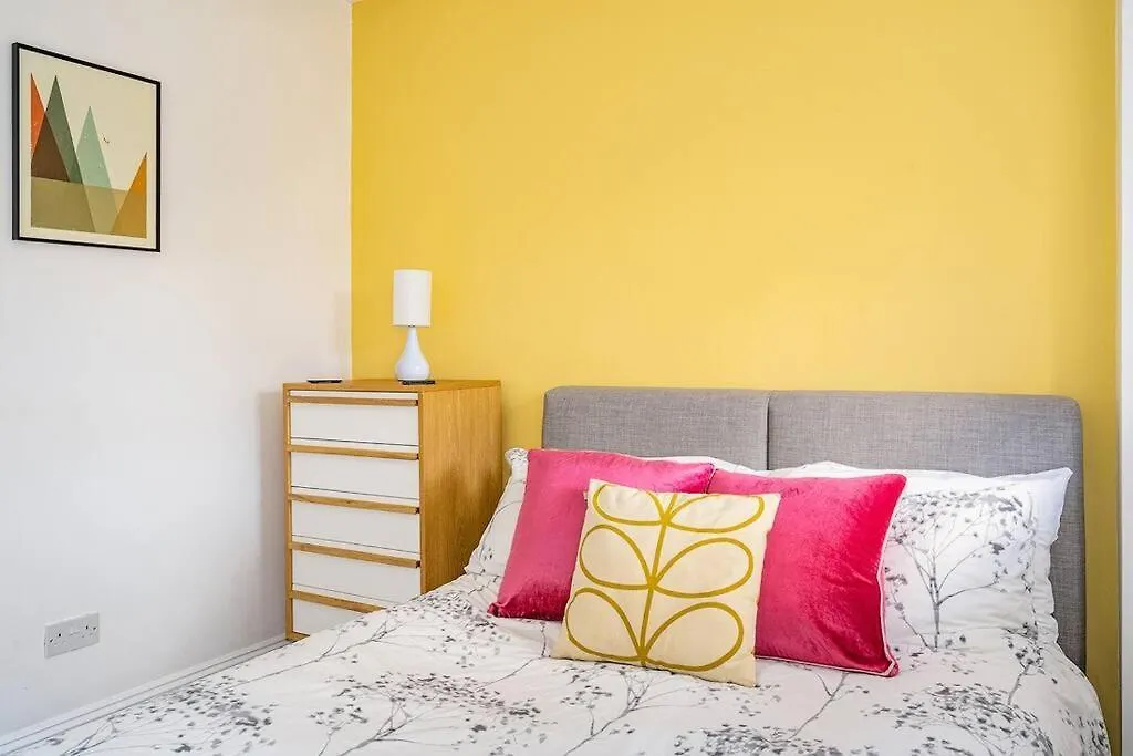 Brand New Lsiting!Wonderful One Bedroom Apartment Bath 0*,  United Kingdom