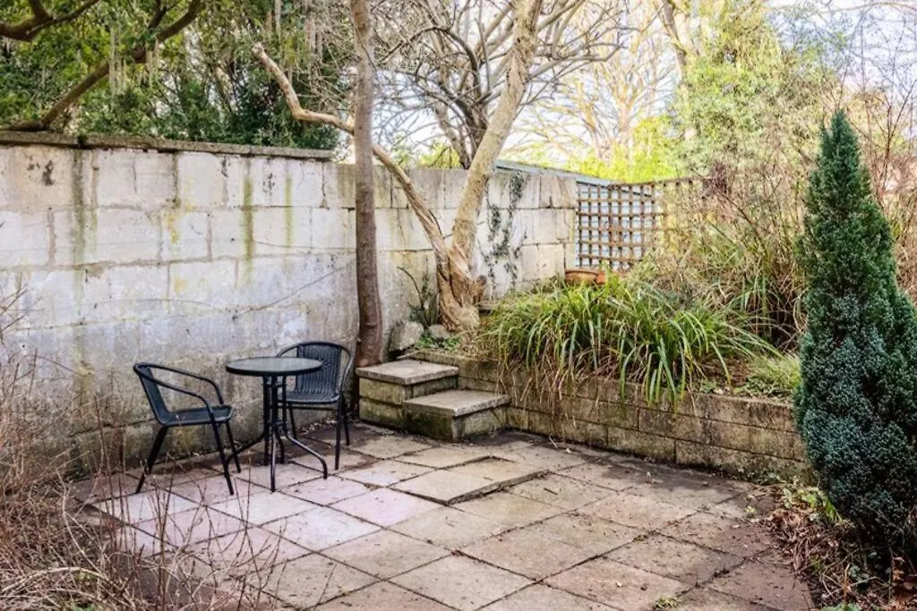 Brand New Lsiting!Wonderful One Bedroom Apartment Bath